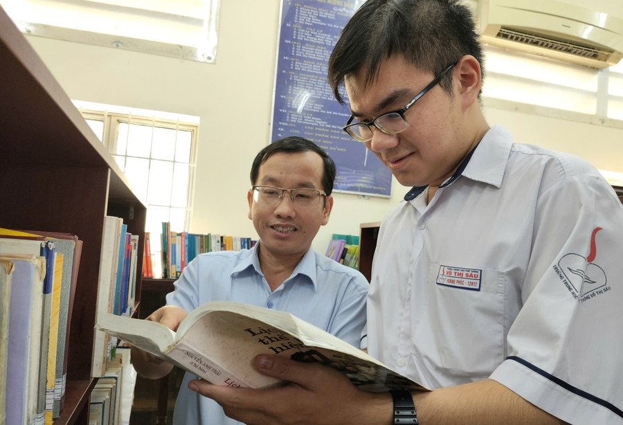 Học sinh Võ Hoàng Phúc vừa giành giải nhất môn Lịch sử cấp thành phố cùng thầy giáo. 