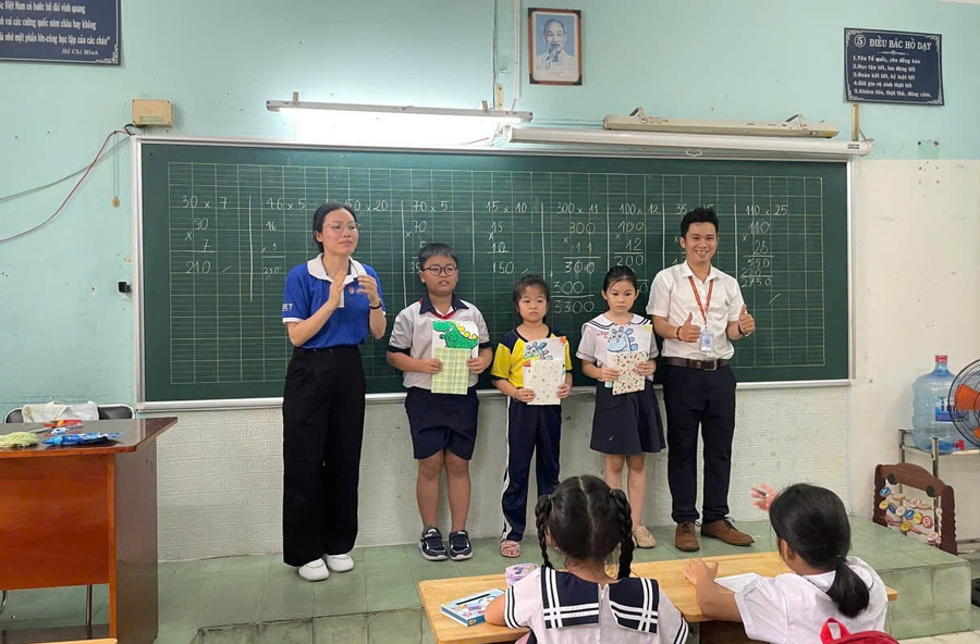 Thầy Phát cùng thành viên "Gia sư Áo xanh" tặng quà cho học sinh học tập tại lớp học Ánh Sáng Xanh. lop-hoc-anh-sang-xanh.jpg