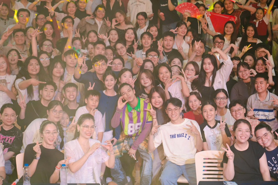 Không khí bùng nổ và đầy cảm xúc tại Đêm nhạc hội HIU Concert 2025 – điểm nhấn khép lại Ngày hội chào đón tân sinh viên. att2ybhwdd86c9xesptdhfisanc9aq-stx0ksh3ck3up-q.jpg