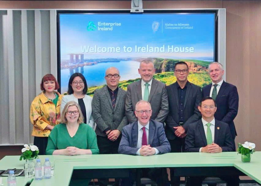 Các đại biểu tham dự sự kiện, trong đó Đại sứ Ireland tại Singapore, bà Sarah McGrath ( Áo xanh ngồi đầu tiên bên trái) và Đại sứ Đặc mệnh Toàn quyền Việt Nam tại Singapore, ông Trần Phước Anh ( ngồi đầu tiên bên tay phải). Ảnh: TL.