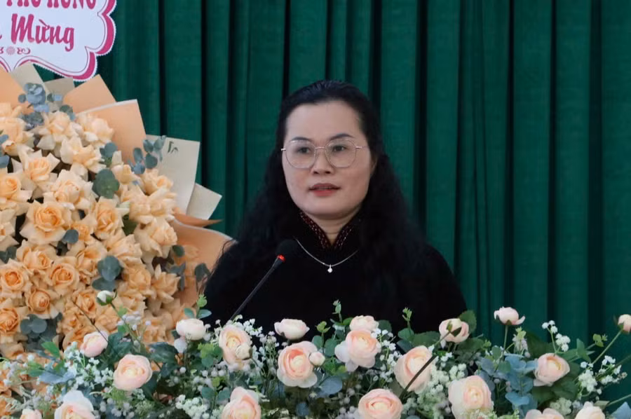 Bà Lê Thụy Mỵ Châu phát biểu tại buổi sơ kết.