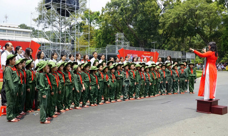 Màn biểu diễn của học sinh và giáo viên Trường Tiểu học Phú Thọ (Quận 11, TPHCM).