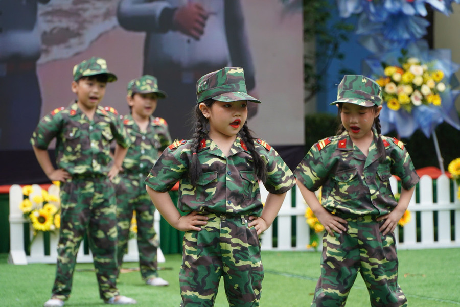 Trẻ háo hức tham gia các hoạt động tại ngày hội. ngay-hoi-phat-trien-giao-duc-mam-non-1-9922.jpg