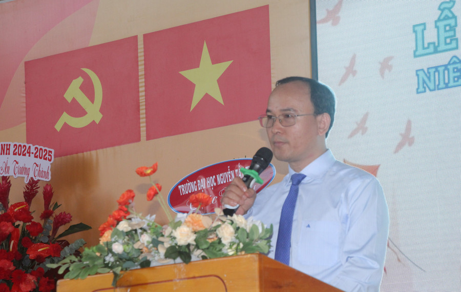 Thầy Nguyễn Hùng Khương phát biểu tại buổi lễ. hieu-truong-dan-do-hoc-sinh.jpg