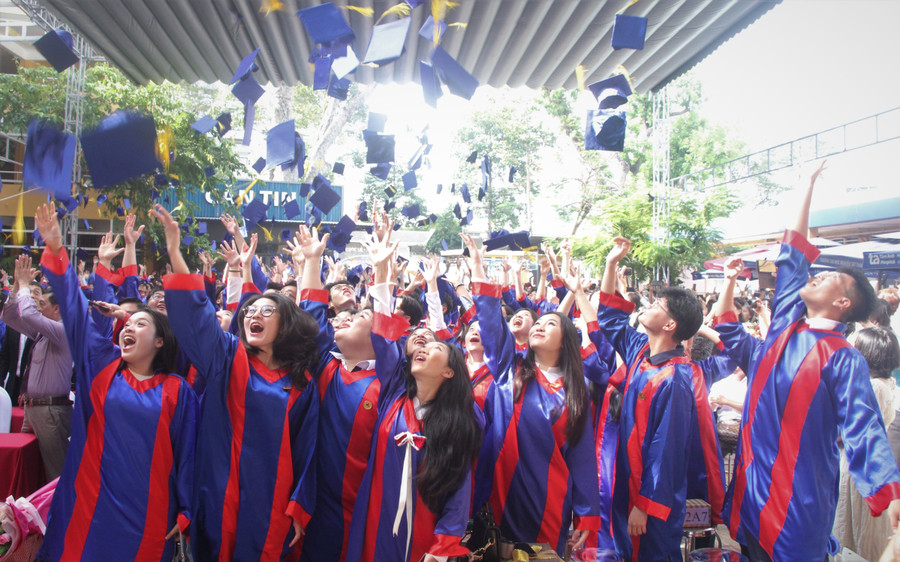 Trường THPT Ten Lơ Man tổ chức Lễ tri ân và trưởng thành cho 513 học sinh. hieu-truong-dan-do-hoc-sinh-1.jpg