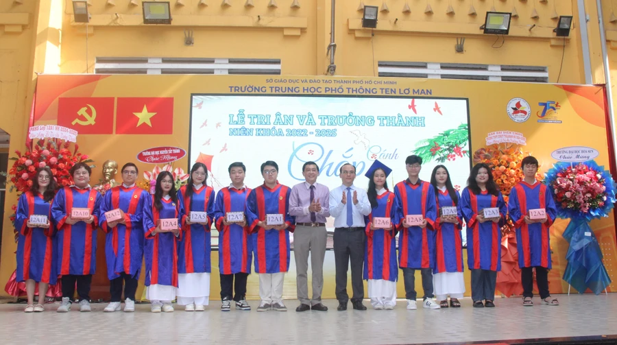 Ban Giám hiệu Trường THPT Ten Lơ Man trao huy hiệu trưởng thành cho đại diện các lớp 12 của trường.