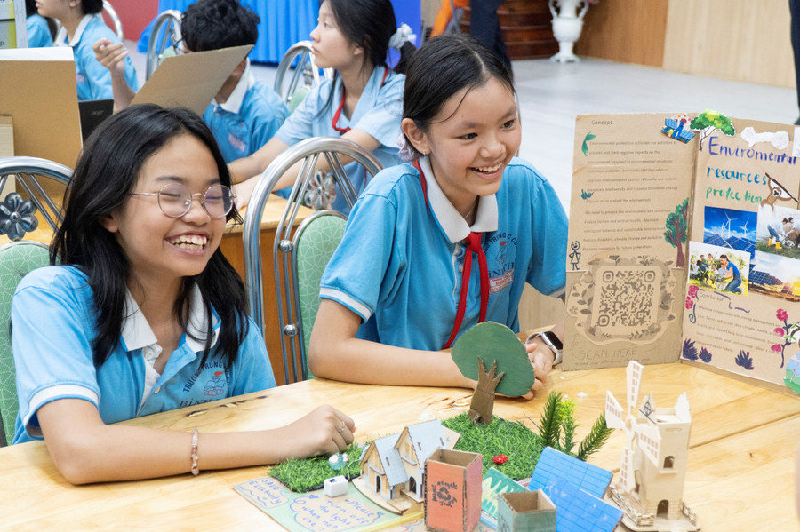 Học sinh Trường THCS Bình Thọ (phường Thủ Đức, TPHCM) tham gia ngày hội khoa học cùng với giáo viên giảng dạy chương trình tiếng Anh tích hợp.