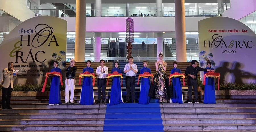 Các đại biểu cắt băng khai mạc triển lãm.