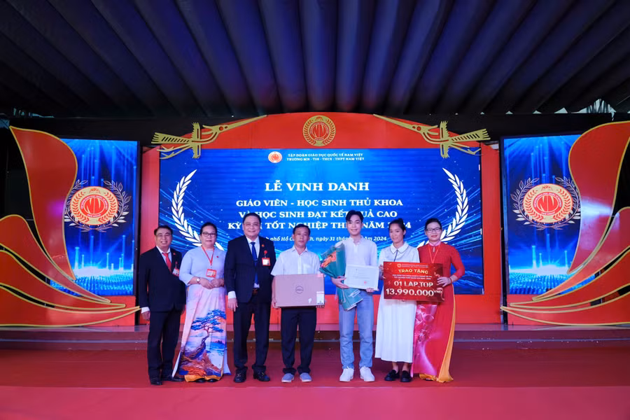 Trường nam Việt chúc mừng thủ khoa khối C TPHCM năm 2024.