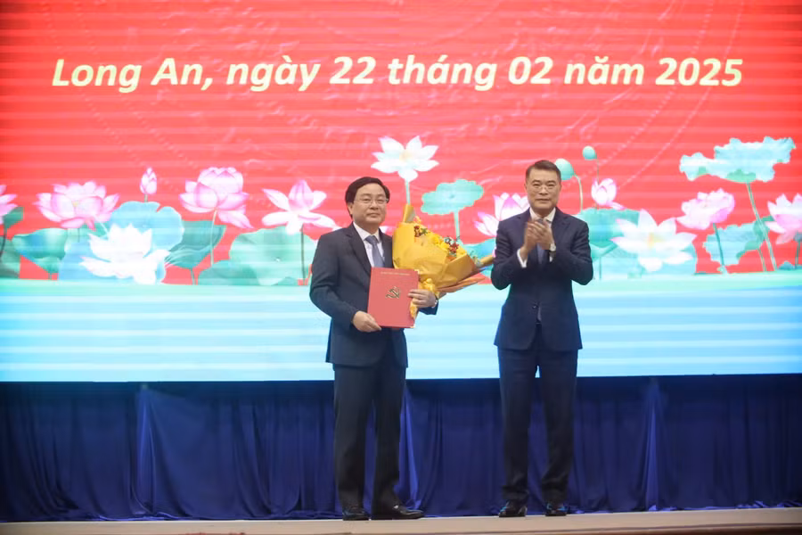 Ông Lê Minh Hưng, Ủy viên Bộ Chính trị, Bí thư Trung ương Đảng, Trưởng Ban Tổ chức Trung ương trao quyết định cho ông Nguyễn Văn Quyết.