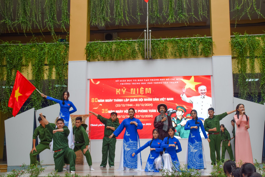 Sáng 16/12, Trường THPT Tây Thạnh tổ chức buổi sinh hoạt kỷ niệm 80 năm Ngày thành lập Quân đội nhân dân Việt Nam và 35 năm Ngày hội Quốc phòng toàn dân.
