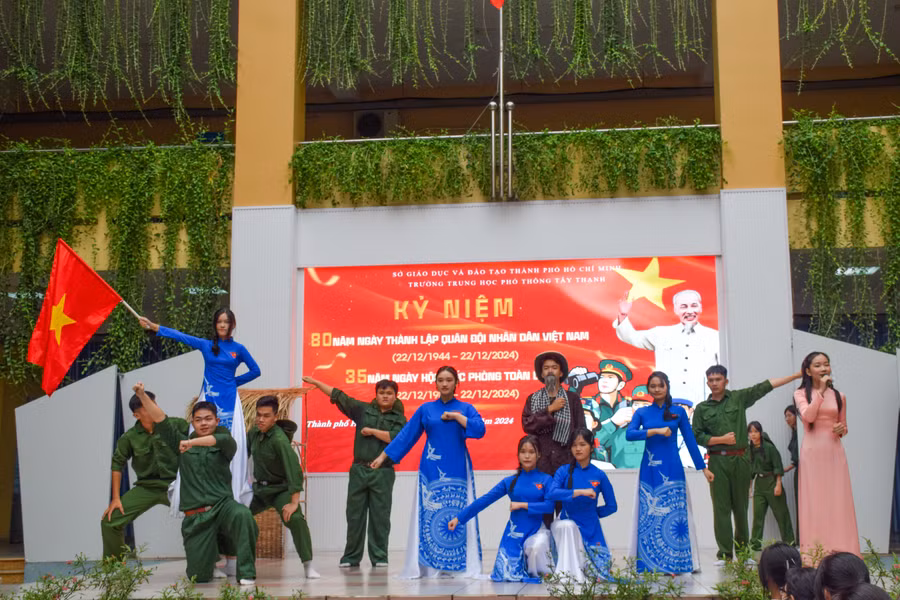 Sáng 16/12, Trường THPT Tây Thạnh tổ chức buổi sinh hoạt kỷ niệm 80 năm Ngày thành lập Quân đội nhân dân Việt Nam và 35 năm Ngày hội Quốc phòng toàn dân.