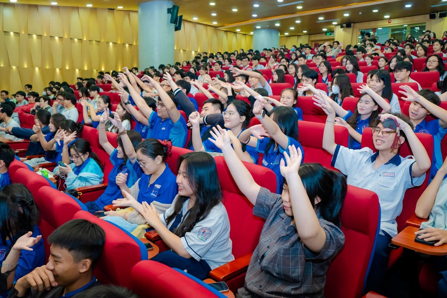 Học sinh thích thú tham gia trải nghiệm tại ngày hội khởi nghiệp lớn nhất tại TP.HCM vừa được tổ chức tại HIU.