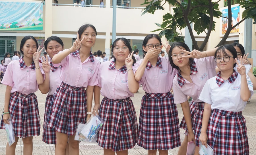 TPHCM mát mẻ sau mưa, thí sinh thoải mái bước vào môn thi Ngoại ngữ