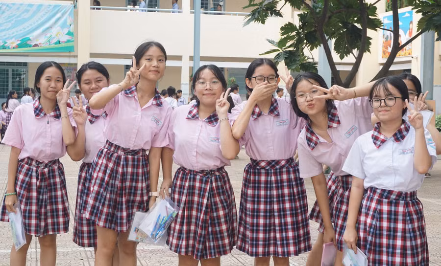 Thí sinh tại điểm thi Trường THCS Nguyễn Trãi tự tin bước vào thi môn Ngoại ngữ.