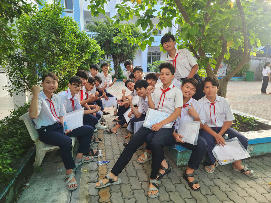 Thí sinh tại điểm thi Trường THCS An Bình tự tin bước vào kỳ thi lớp 10. thi-tuyen-sinh-lop-10-mon-dau-tien-2-6681.jpg