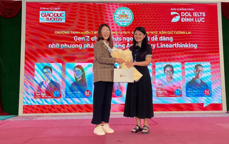 Cô Ngọc Anh tặng hoa Ban Giám Hiệu nhà trường. 113.jpg
