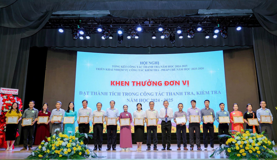 Các đơn vị nhận khen thưởng đạt thành tích trong công tác thanh tra, kiểm tra năm học 2024-2025. kiem-tra-phap-che-1.jpg