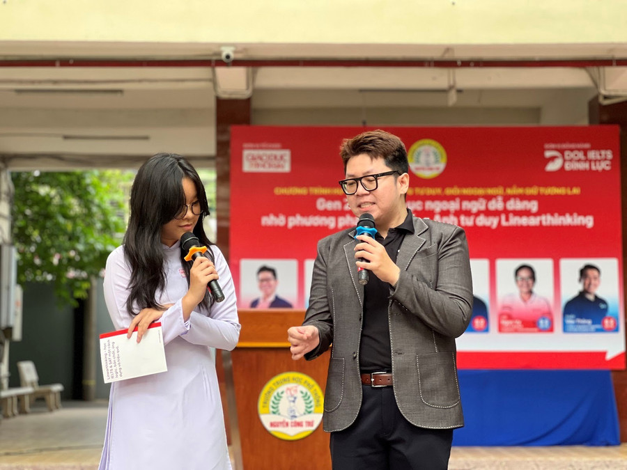 Các bạn học sinh hăng hái xung phong trả lời các câu hỏi từ diễn giả. 