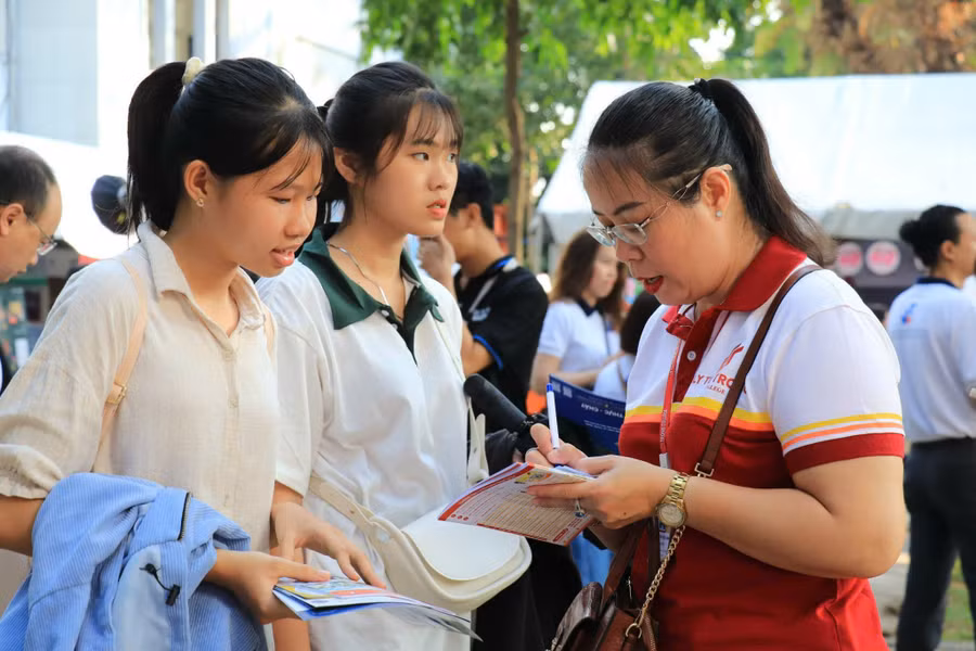 Trường cao đẳng Lý Tự Trọng tư vấn tuyển sinh cho cho học sinh TPHCM.