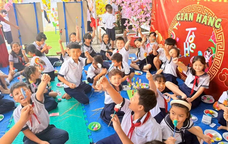 Ngày hội xuân Trường Tiểu học Thuận Kiều để học trò được trải nghiệm văn hóa truyền thống.