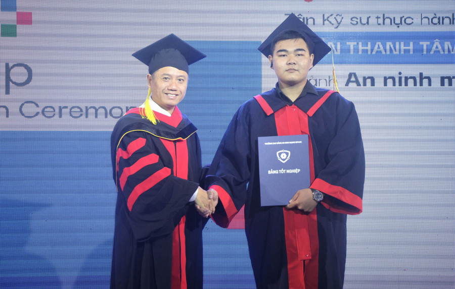 PGS.TS Nguyễn Duy Hàm trao bằng tốt nghiệp cho các tân kỹ sư thực hành.
