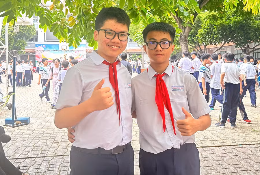 Thái Bảo (trái) và Minh Triết hiện đang học lớp 8 Trường THCS Trần Văn Ơn (Quận 1, TPHCM).