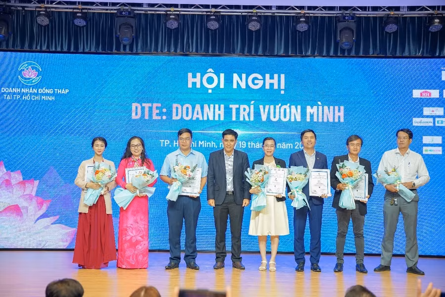 Đại diện Ban chấp hành CLB Doanh nhân Đồng Tháp tại TPHCM trao thư cảm ơn cho các Nhà tài trợ.