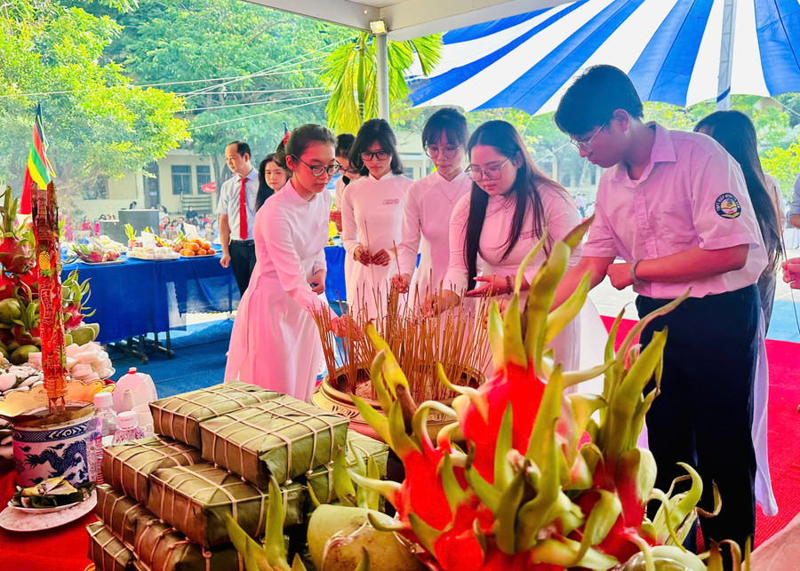 Học sinh Trường THPT Hiệp Bình đã cùng nhau dâng hương tưởng nhớ đến các đời Vua Hùng.