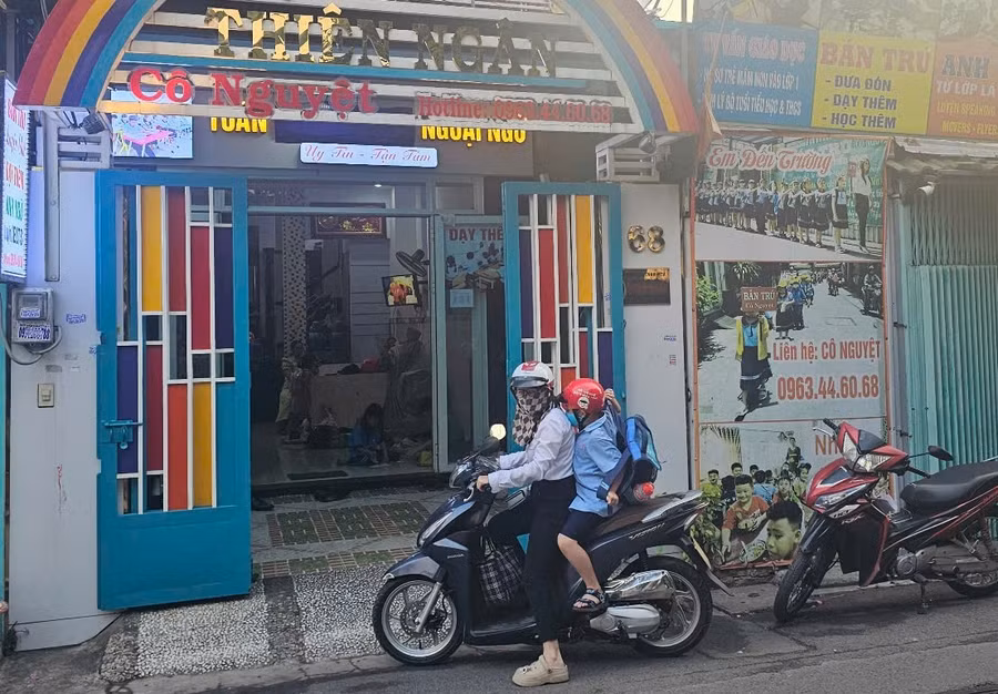 Phụ huynh đưa đón con tại Trung tâm Thiên Ngân.