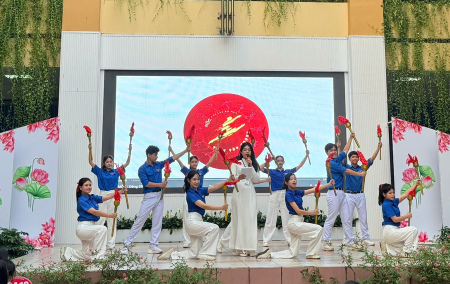 truong-hoc-chao-mung-95-nam-ngay-thanh-lap-dang-cong-san-viet-nam-1.jpg?w=1130
