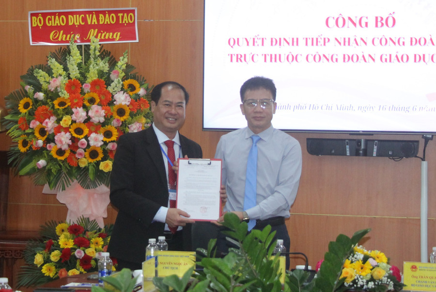 Ông Nguyễn Ngọc Ân trao Quyết định cho Trung tâm. thu-truong-lam-viec-tai-tphcm-7-4.jpg