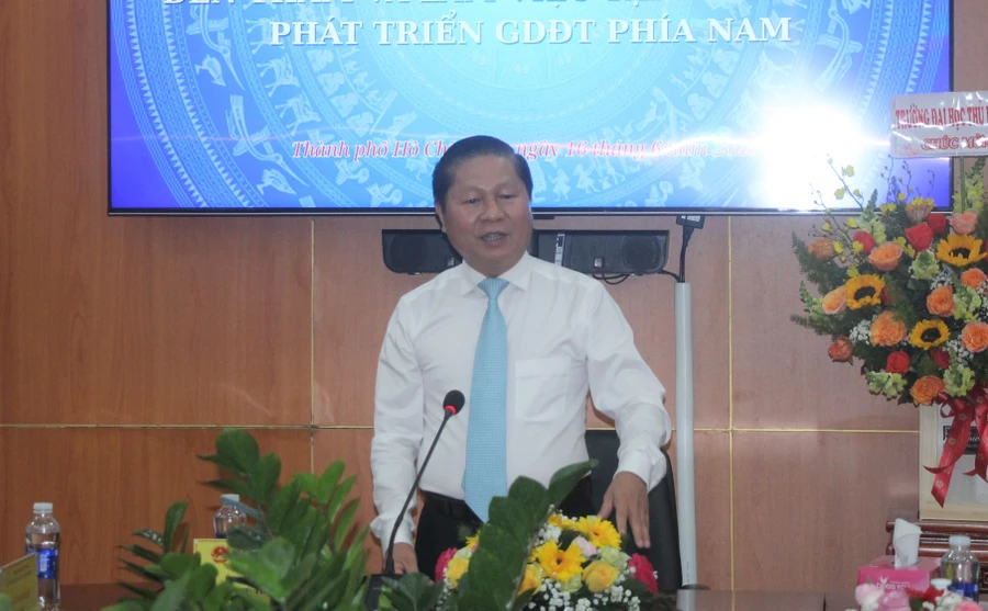 Thứ trưởng Lê Tấn Dũng phát biểu tại buổi làm việc.