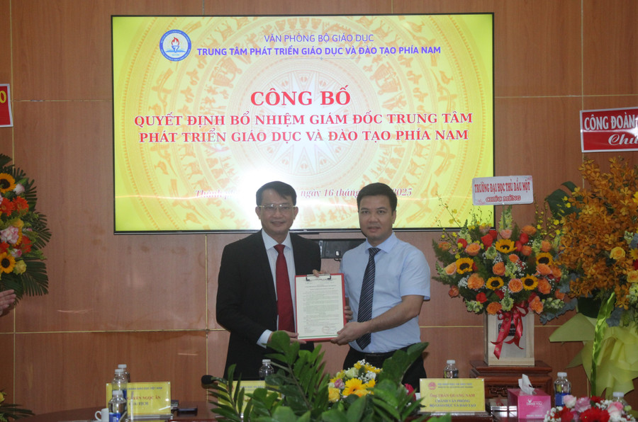 Ông Trần Quang Nam trao quyết định bổ nhiệm Giám đốc Trung tâm phát triển GD&ĐT phía Nam. thu-truong-lam-viec-tai-tphcm-7.jpg