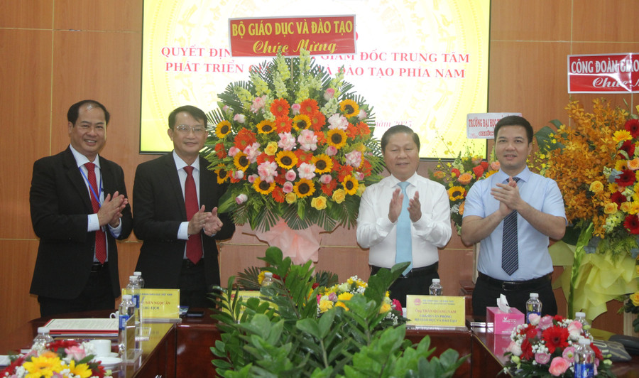 Lãnh đạo Bộ GD&ĐT chúc mừng ông Lê Thắng Lợi. thu-truong-lam-viec-tai-tphcm-1.jpg
