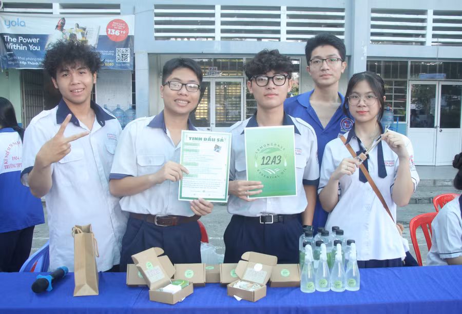 Gian hàng sản phẩm tinh dầu sả của lớp 12A3, Trường THPT Nguyễn Trãi.