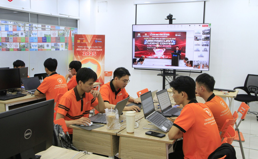 Các thí sinh có mặt từ sớm để tham dự Lễ khai mạc trực tuyến. chung-ket-an-ninh-mang-1.jpg