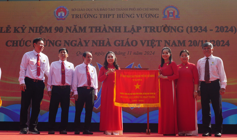 Trường THPT Hùng Vương vinh dự được UBND TPHCM trao tặng cờ truyền thống.