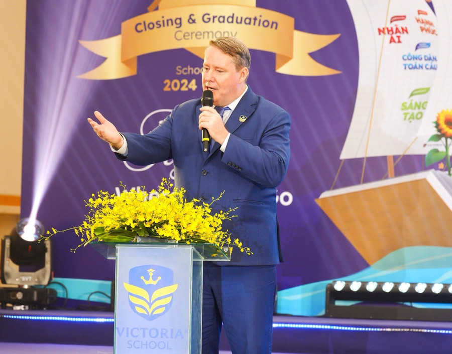 ThS. Christopher Bradley chia sẻ tại buổi lễ tổng kết năm học của Victoria School - Nam Sài Gòn. 3.jpg