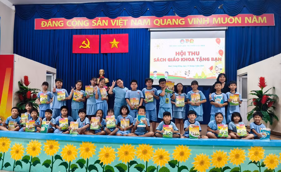 Học sinh tiểu học tặng lại sách cũ cho nhà trường để trao cho những học sinh khó khăn.