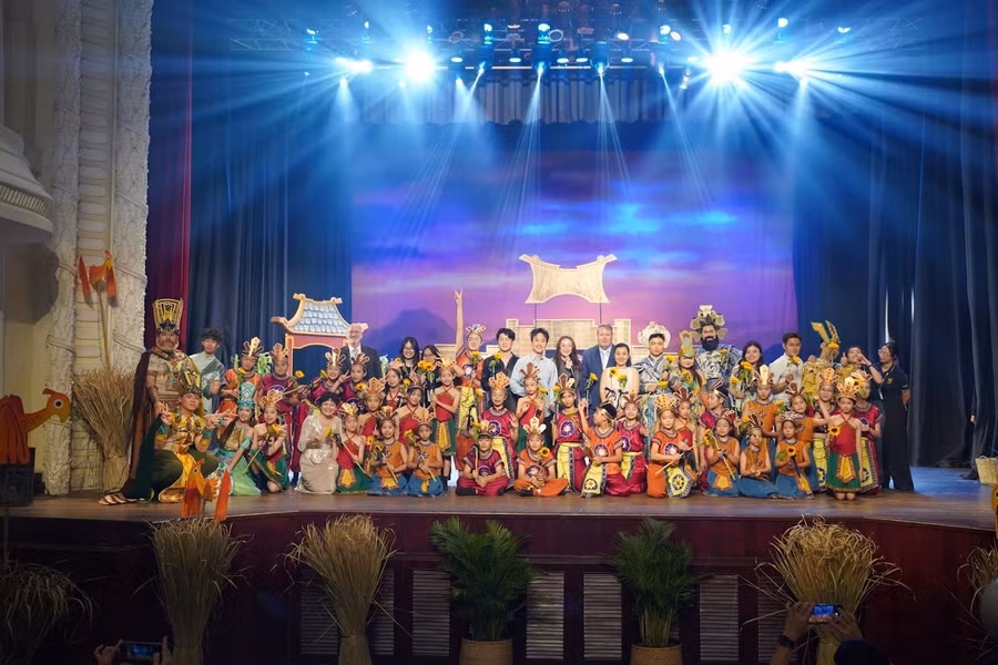 Các em học sinh cùng thầy cô giáo gắn kết hơn sau khi hoàn thành vở diễn.