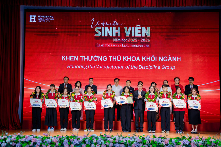 Ban Giám hiệu HIU trao giấy khen cho các tân thủ khoa khối ngành năm học 2025–2026, ghi nhận thành tích xuất sắc trong kỳ tuyển sinh.