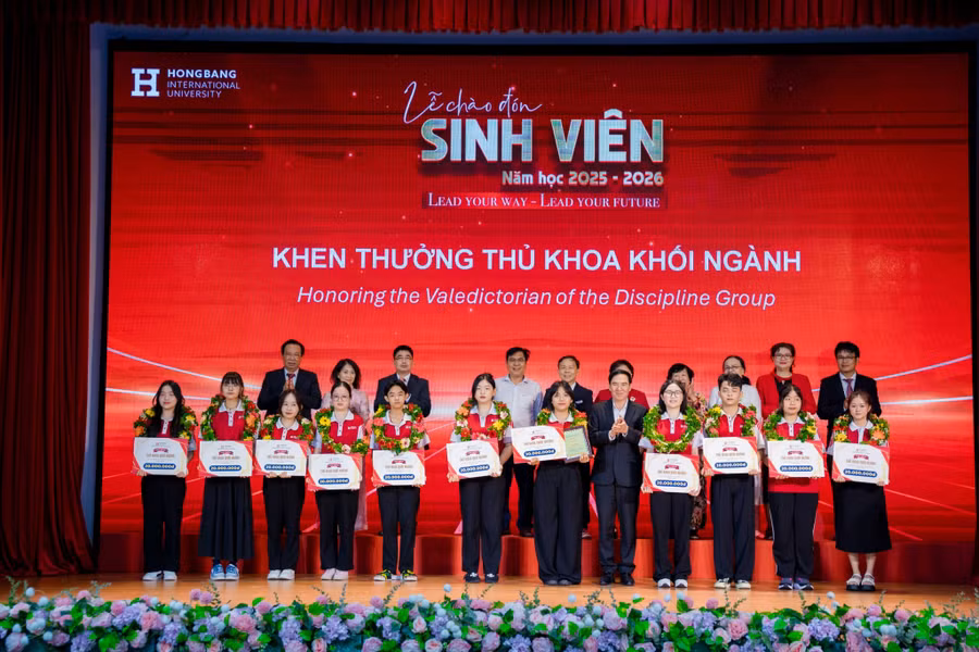 Ban Giám hiệu HIU trao giấy khen cho các tân thủ khoa khối ngành năm học 2025–2026, ghi nhận thành tích xuất sắc trong kỳ tuyển sinh.