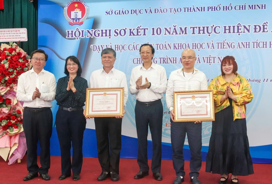 Đại diện Sở GD&ĐT TPHCM và EMG Education nhận Bằng khen của UBND TPHCM vì đã có thành tích xuất sắc trong thực hiện Đề án 5695.