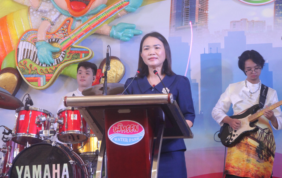 Bà Huỳnh Lê Như Trang phát biểu khai mạc hội thi. tieng-hat-chu-ve-con.jpg