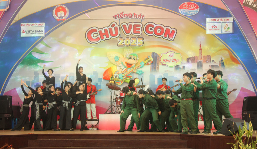 Phần thi của đội đến từ Trường THPT Mạc Đĩnh Chi. tieng-hat-chu-ve-con-3.jpg