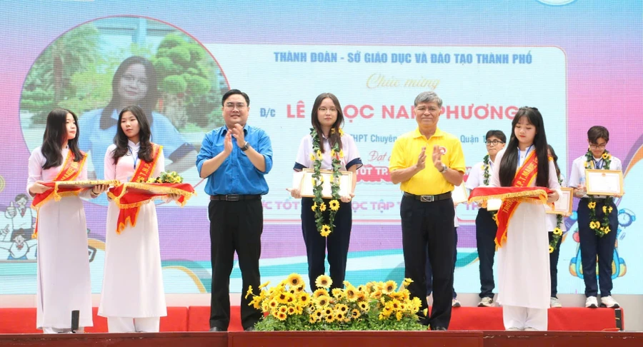 Tuyên dương học sinh tiêu biểu tại hội trại.