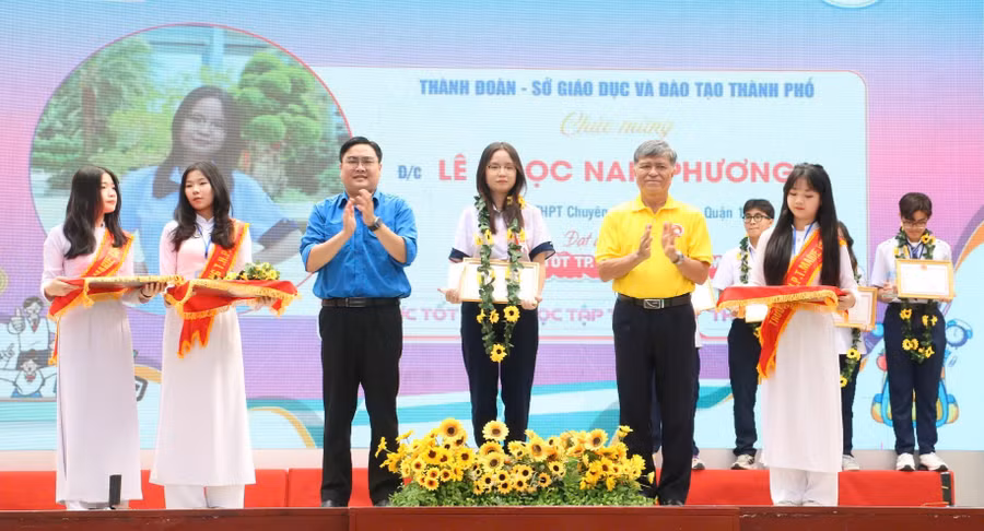 Tuyên dương học sinh tiêu biểu tại hội trại.