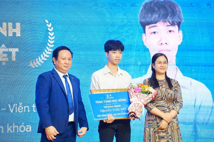 Sinh viên được vinh danh và trao tặng học bổng trong lễ Khai giảng của trường.