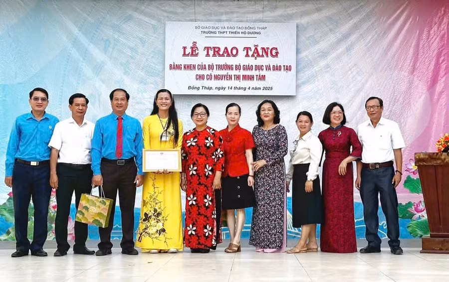 Đại diện Văn phòng Bộ GD&ĐT, Công đoàn Giáo dục Việt Nam, Sở GD&ĐT tỉnh Đồng Tháp, cô Nguyễn Thị Minh Tâm và giáo viên Trường THPT Thiên Hộ Dương chụp ảnh lưu niệm.